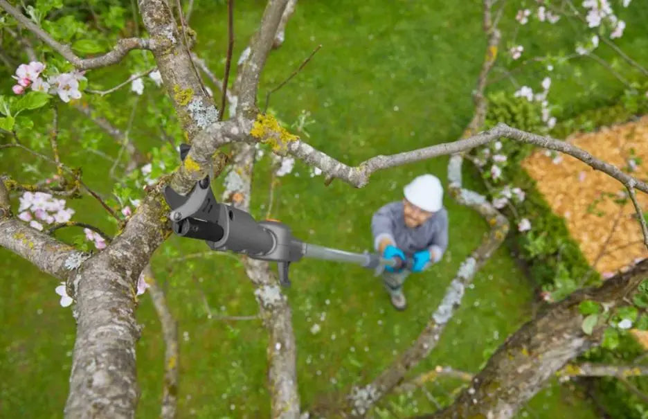 Gardena - troncarami telescopico AKU 18V HighCut 360/18V P4A, 1x batteria 2,0 Ah, caricabatterie 14776-20