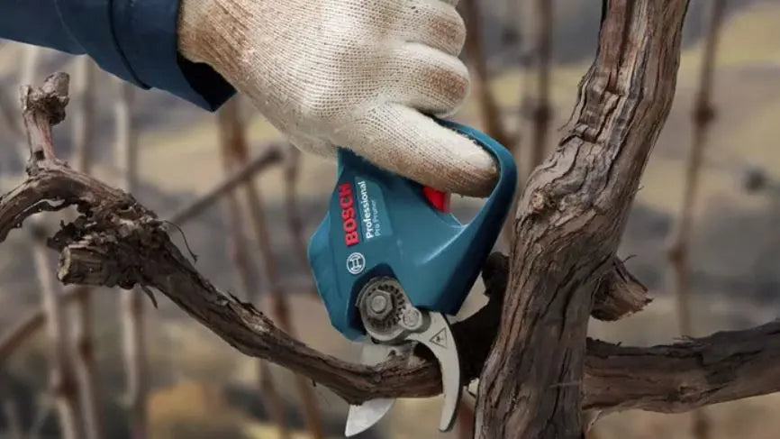 Bosch Attrezzature da giardino - Cesoie a batteria 12V, 2x batterie 3,0 Ah, caricabatterie 06019K1021