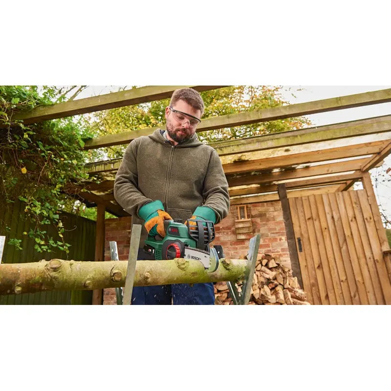 Bosch Attrezzature da giardino - Motosega a batteria 18V 20 cm, 1x batteria 2,5 Ah Li-Ion, caricabatterie 06008B8000